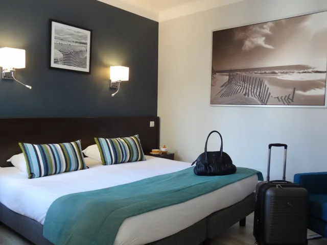غرفة رباعية بسرير كوين بإطلالة على الفناء مع أريكة، Hotel Florida 2/6