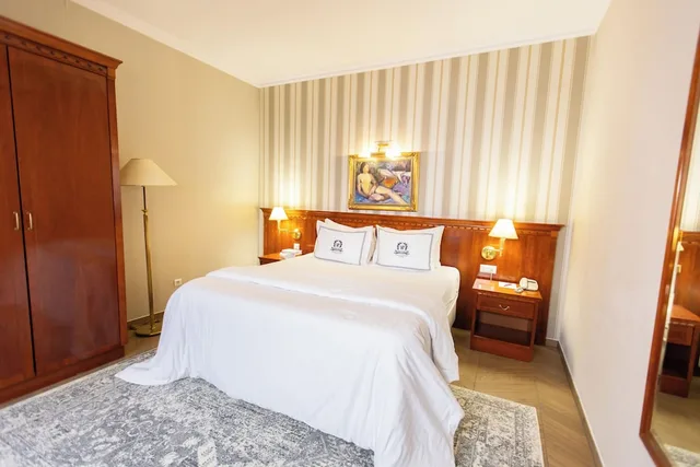 Superior, Queen Bed, Waldinger Hotel 1/2