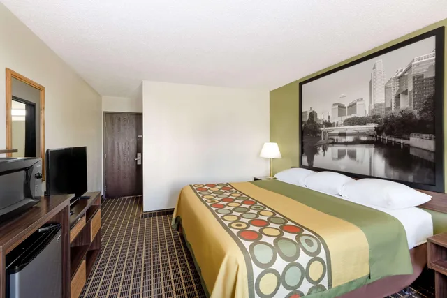غرفة بسرير كينج، Super 8 by Wyndham Norfolk 1/2