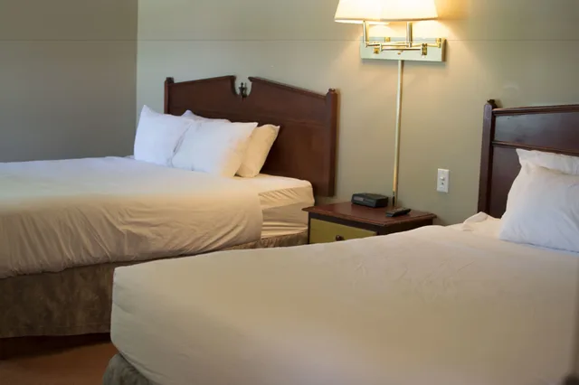 جناح تقليدي بسريرين كوين بمطبخ، Waterton Lakes Lodge Resort 2/2