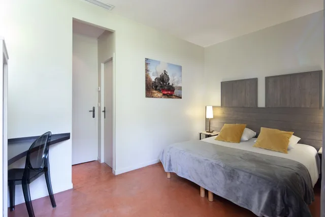 غرفة سوبيريور بسرير كوين، HOTEL DE L'ESTELOU 2/2