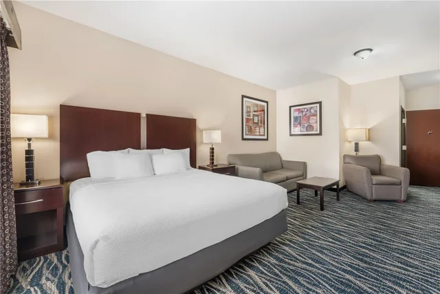 جناح بسرير كينج مع أريكة بحوض استحمام لذوي الإعاقة، Best Western Plus Eastgate Inn & Suites 1/3