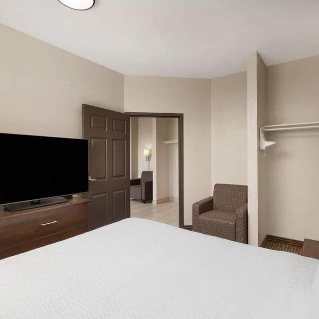 جناح بسرير كوين بغرفة نوم واحدة، Travelodge Suites by Wyndham Estevan 1/7