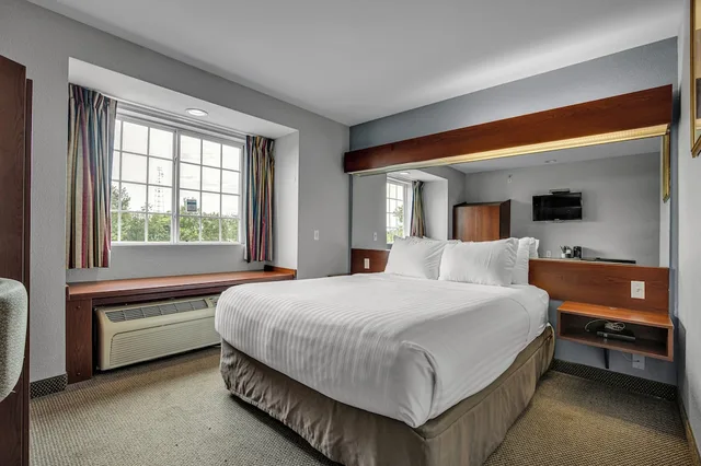 Standard, Queen Bed, The Block Hotel 2/8