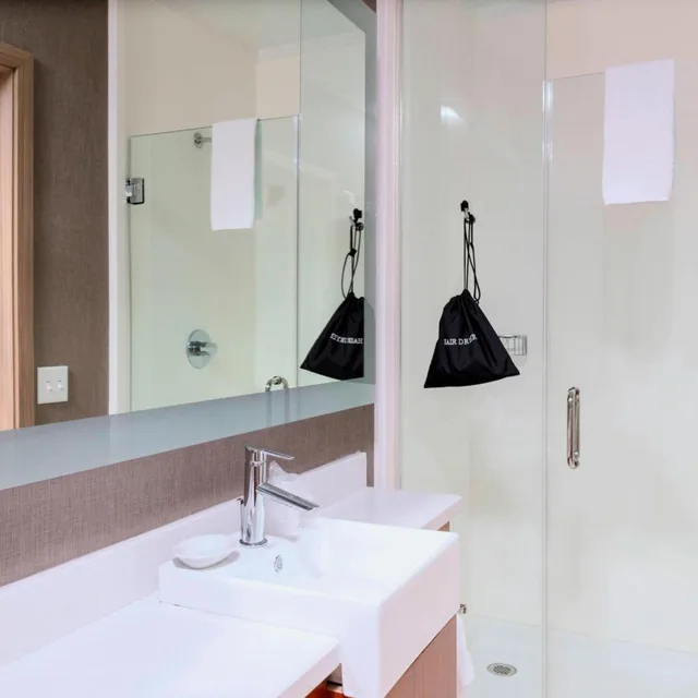 جناح بسرير كينج بشرفة مع سرير سحّاب إضافي مع أريكة لذوي الإعاقة، Springhill Suites By Marriott Great Falls 1/2
