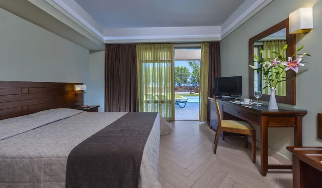 جناح جونيور بسريرين منفصلين مع أريكة بمسبح خاص، Porto Platanias Beach Resort & Spa 4/7