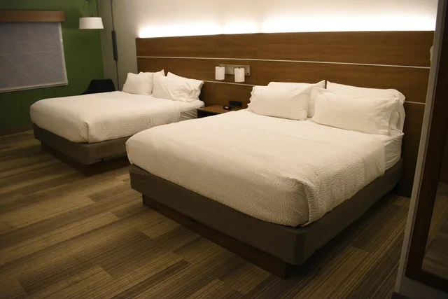 suite, multiple beds، Holiday Inn Express and Suites Lincoln South 6/10
