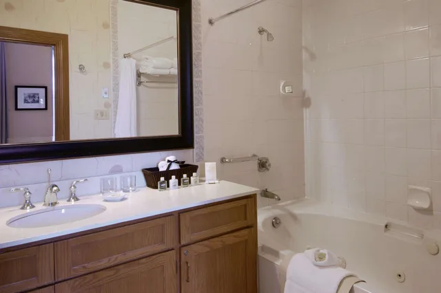 Luxury, Suite, 2 Double Beds, Lake Front, Sofa, Fairmont Jasper Park Lodge 4/5