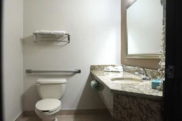 غرفة قياسية بسرير كينج لذوي الإعاقة، American Inn & Suites Waterford 5/6