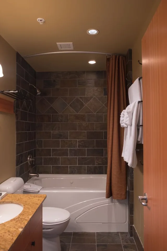 Deluxe, Trundle Bed, Queen Bed, Waterfall View، Sunshine Mountain Lodge - Superior Room 3/3