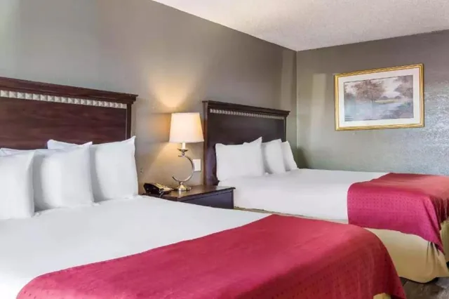 غرفة قياسية بسريرين كوين للمدخنين، Rodeway Inn Canton I-55 2/2