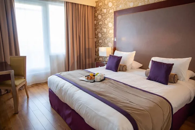 جناح بسرير كينج مع أريكة، Clarion Paris CDG Airport 1/6