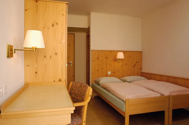 غرفة بشرفة مفردة بسرير فردي بحمام خاص، Davos Youthpalace 6/8