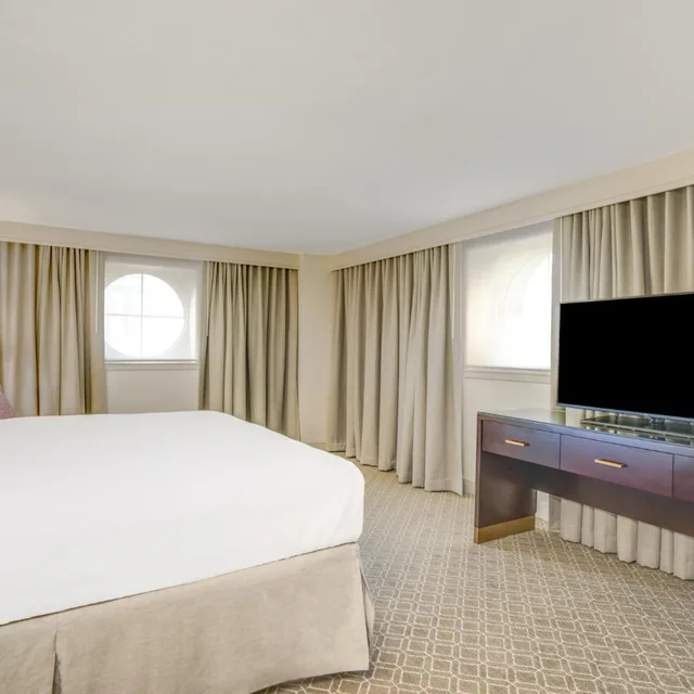 جناح بسرير كينج بغرفة نوم واحدة مع أريكة، Astor Crowne Plaza New Orleans French Quarter, An Ihg Hotel 3/9