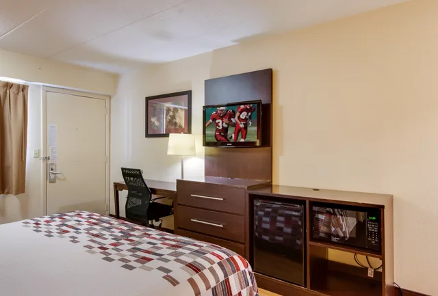 غرفة ديلوكس بسرير كينج، Red Roof Inn Grand Rapids Airport 7/9