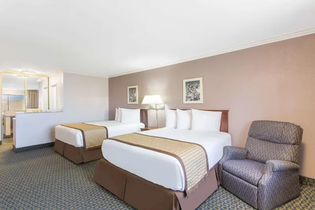 غرفة بسريرين كوين لذوي الإعاقة، Days Inn by Wyndham Indio 2/8
