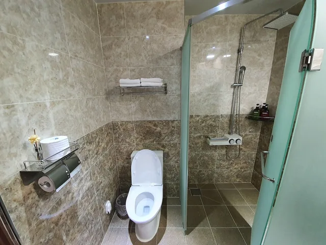 غرفة سوبيريور صغيرة ركنية بسرير كوين وسرير فردي، Sunrise Hotel Sungsan 7/8