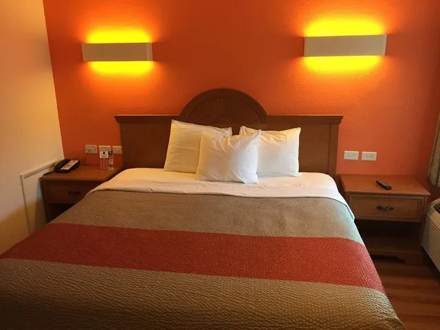 غرفة قياسية بسرير كينج، Fairbridge Inn Express North Lima 1/5