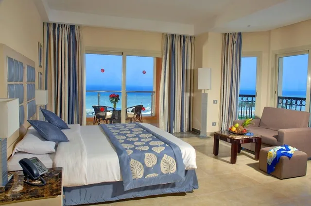 غرفة كلوب بسرير كينج وسريرين منفصلين، Tropitel Sahl Hasheesh 1/2