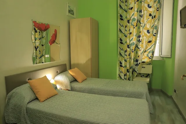 Room, Queen Bed, Shared Bathroom, Roman Holidays Hostel 5/6