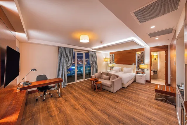 جناح بسرير كينج بحوض جاكوزي للمدخنين، Holiday Inn Ankara - Cukurambar 6/9