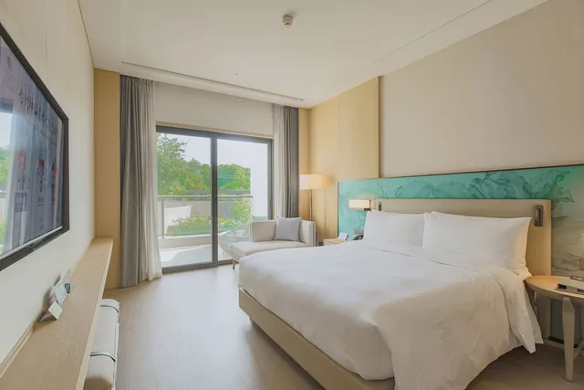 Standard, King Bed, DoubleTree by Hilton Taizhou Shenxianju 1/10