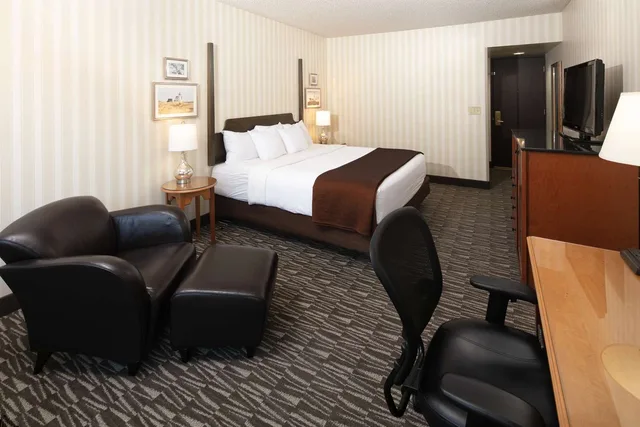 غرفة بريميوم بسرير كينج، Red Lion Hotel Bellevue 5/6