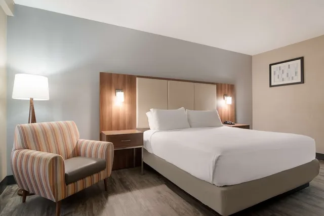 غرفة قياسية بسرير كينج، SureStay Hotel by Best Western Helen Downtown 7/10