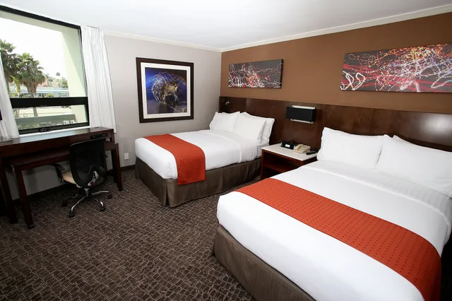 غرفة قياسية بسريرين مزدوجين لذوي الإعاقة، Holiday Inn Long Beach Airport 5/8