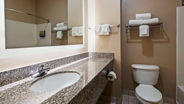 جناح رئاسي بسرير كينج بحوض جاكوزي، Best Western Plus Russellville Hotel & Suites 4/6