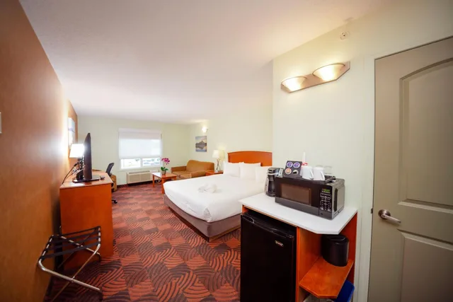 غرفة بسرير كينج لذوي الإعاقة، Service Plus Inns and Suites Calgary 2/6