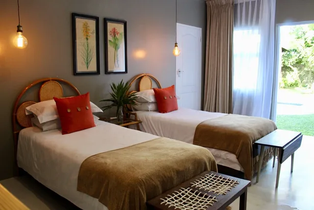 غرفة بسريرين منفصلين بإطلالة على المسبح، Igwalagwala Guest House 1/4