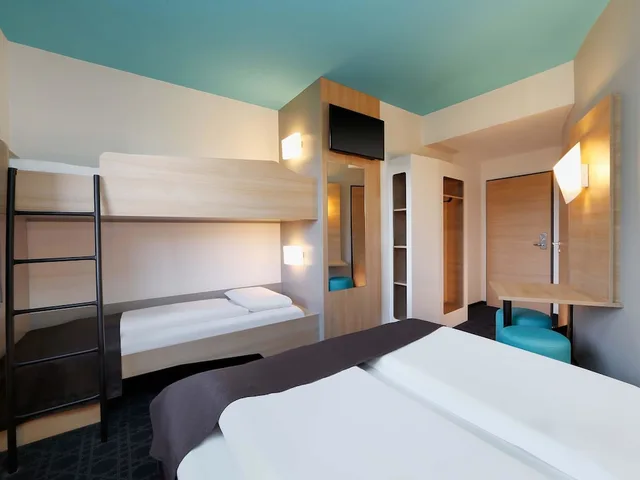 غرفة رباعية بسرير كوين وسرير بطابقين، B&B HOTEL Potsdam 5/7