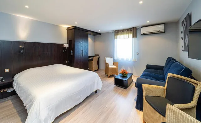 جناح جونيور، COTTAGE HOTEL 1/1