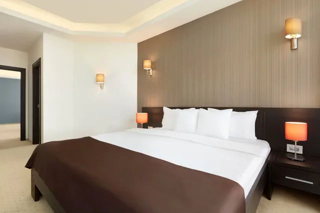 غرفة ديلوكس بسرير كينج، Ramada by Wyndham Constanta 2/3