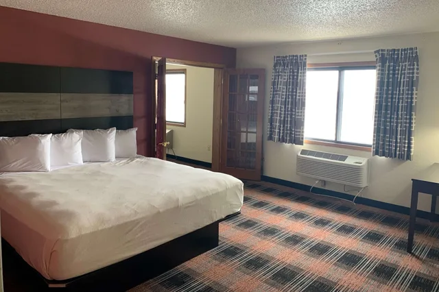 Executive, King Bed, Baymont by Wyndham Waupun 1/4