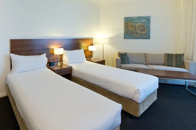 غرفة قياسية بسريرين كوين بشرفة بغرفتي نوم، Apx World Square Apartments 1/3
