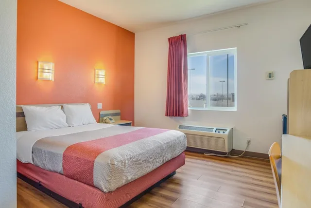 غرفة بسرير كوين لذوي الإعاقة، Howard Johnson by Wyndham Lemoore 1/10
