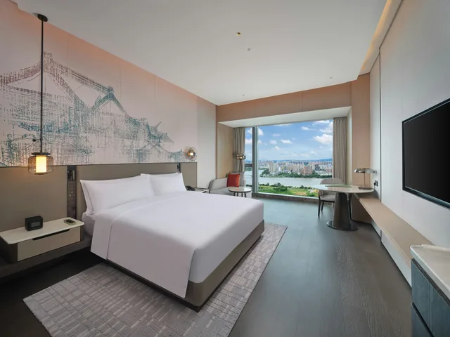 غرفة ديلوكس بسرير كينج بإطلالة على النهر، Hilton Huizhou 1/2