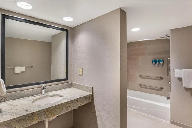 غرفة بسرير كينج مع أريكة لذوي الإعاقة، Drury Inn Suites Atlanta Morrow 3/3