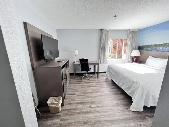 غرفة قياسية بسرير كينج، Clarion Pointe on the lake Clarksville-South Hill West 1/10