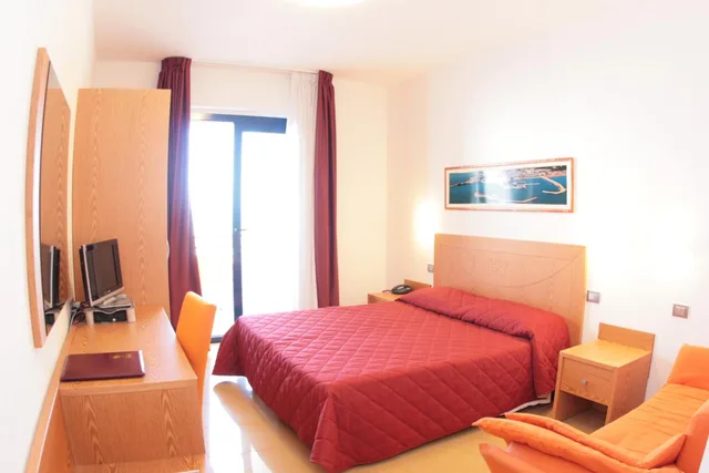 غرفة بسرير مزدوج بإطلالة على البحر، Hotel Yria 2/4