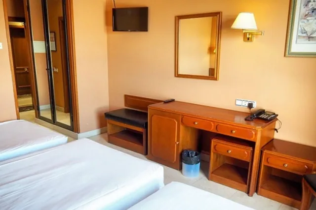 غرفة أساسية ثلاثية، Hotel Humanes 3/7
