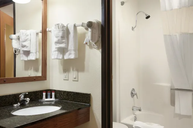 غرفة بسريرين كوين، Ramada by Wyndham Wisconsin Dells 3/3