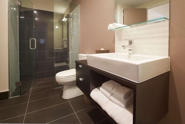 إقامة ديلوكس بسرير كينج وسريرين منفصلين بإطلالة على البحيرة بغرفتي نوم، Hilton Queenstown Resort and Spa 10/10