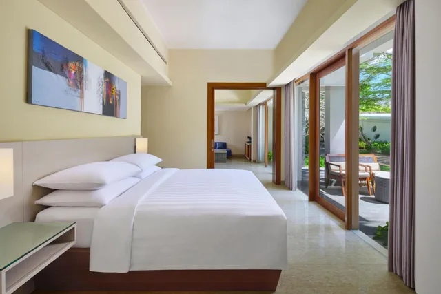 جناح بسرير كينج بإطلالة على المسبح بشرفة بغرفة نوم واحدة، Courtyard By Marriott Bali Nusa Dua Resort 2/3