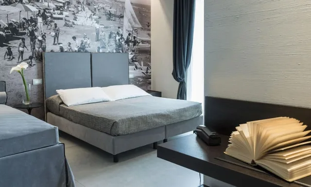غرفة سوبيريور ثلاثية بسرير كوين وسرير فردي بإطلالة جزئية على البحر، Hotel Commodore 3/4