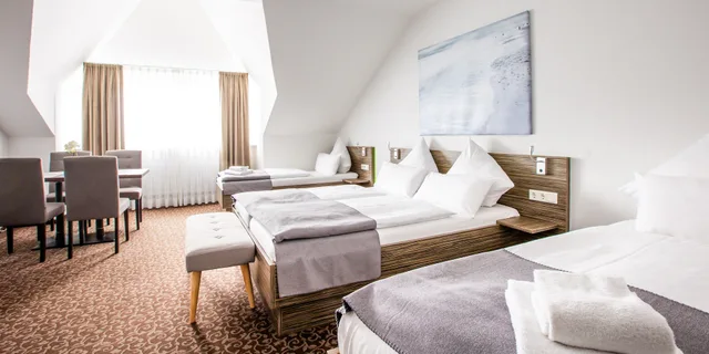 غرفة عائلية رباعية بسرير كوين مع أريكة، Hotel Das Kronprinz 1/2