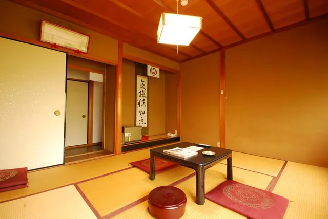 غرفة يابانية قياسية بسريرين منفصلين مع أريكة، Koyasan Saizenin 4/7