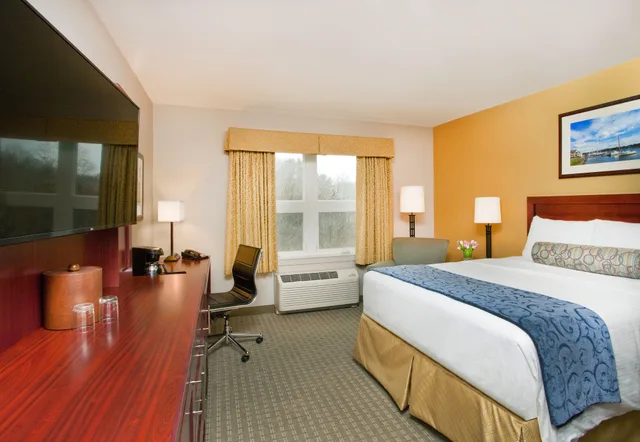 Room, Queen Bed, Wylie Inn And Conference Center At Endicott College 3/8
